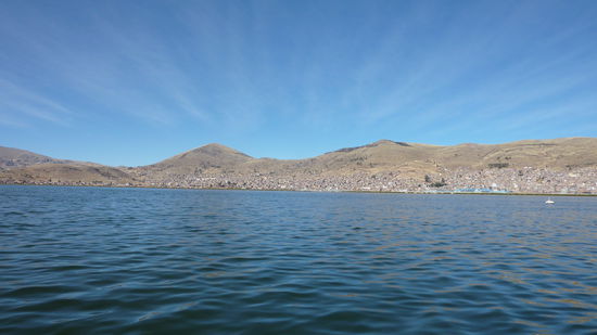 3 1/2 Stunden tuckern wir erst einmal ueber den See nach Amantani...