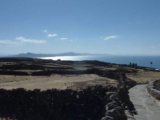 Oben angekommen geniessen wir die Aussicht!
Wir sind ganz alleine auf den Inkaruinen und koennen die ganze Insel ueberblicken. 
Wir beschliessen bis zum Sonnenuntergang zu bleiben.