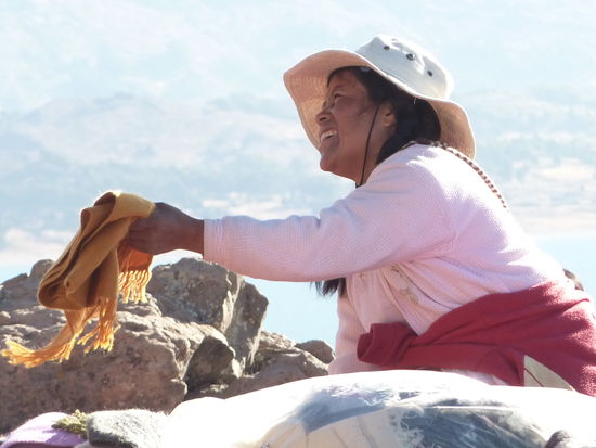 Mi amiga! Tengo muchos colores! 100% alpacita!
Schoen, dass du so viele Farben hast! Nur leider ist mein Rucksack eh schon so schwer!!!
Ich habe noch fast garnichts gekauf in SA, denn alle erzaehlen, dass man alles auch in Bolivien kaufen kann und das viel billiger!