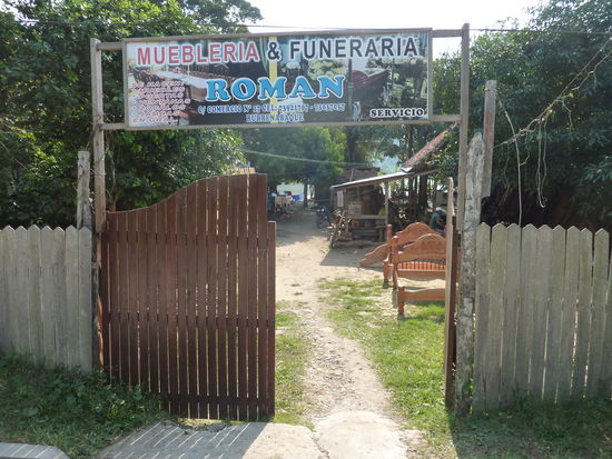 Mein Bruder hat eine Filiale hier! 
Die haben ein schoenes Arbeiten hier! Jedes Mal wenn man hier vorbeikommt schallt laute Musik durch´s Tor!