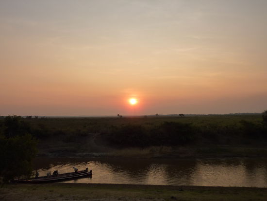 Hehe, wie oft ist wohl die Sonne auf meinem Trip schon so schoen untergegangen?...