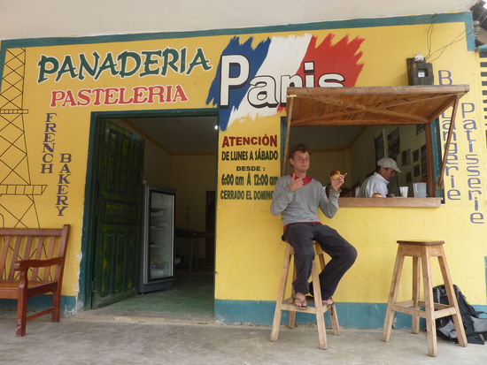 Fruehstueck gibt's in der franzoesischen Baeckerei mit einem richtigen Franzosen und Schokocroissants wie in Frankreich!!!