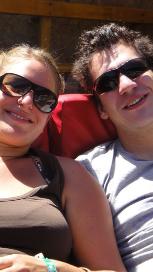 Nadim beim aklimatisieren und Jetlack ausschlafen helfen koennen wir perfekt....da kann man ja eigentlich nur sonnenbaden (wenn's schon mal warm ist! )