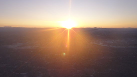 Und auf dem Weg an den Rand des Salz"sees" wo wir uebernachten werden geht die Sonne (einmal mehr auf meiner Reise) spektakulaer unter.