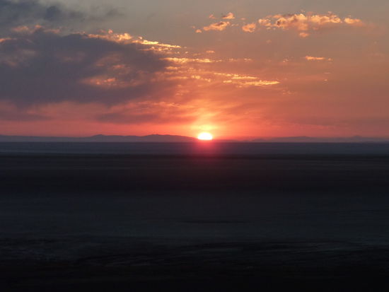 Genauso spektakulaer wie sie unterging kommt sie am Morgen wieder raus....