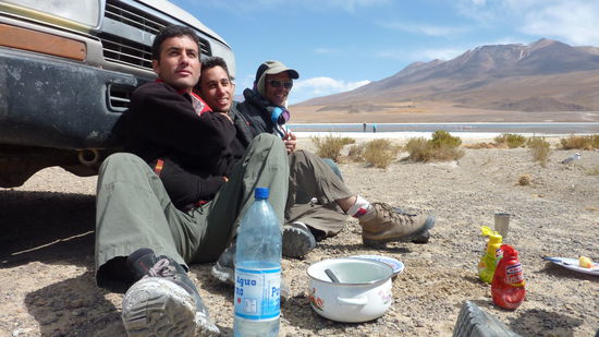 Mittagessen im Windschatten des Jeep vor der Hammerkulisse