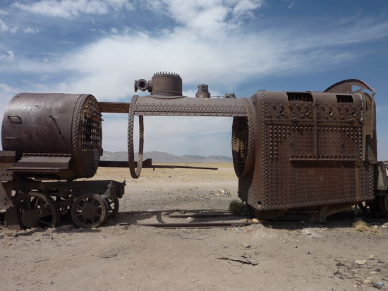 Uyuni war frueher eine Region in der alle moeglichen Mineralien abgebaut wurden und dann per Zug wegtransportiert. Wenn Zuege nicht mehr brauchbar waren, wurden sie einfach hier abgestellt.
So haben sich welche aus verschiedenen Jahrzehnten angesammelt und sehen ganzschoen suereal aus, mitten in der Pampa...