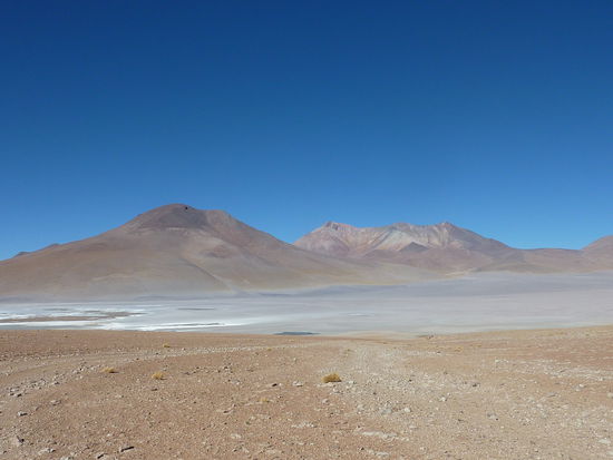 ....nicht aus dem Stauenen herauskommend...
In In diesem "See" ist kein Wasser, obwohls so aussieht!