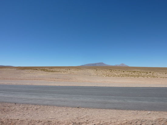Es gab tatsaechlich eine asphaltierte Strasse....NATUERLICH fuhren wir NEBENher! 