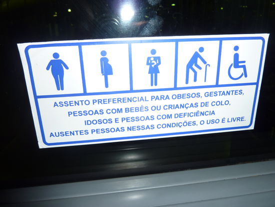 Ja, tatsaechlich ist dieses Schild, das auch dicke Menschen auf den Vorzugssiyzen zulaesst, in Brasilien durchaus noetig! Im Gegenteil zu unserer Vortsellung, dass Brasilien voll von diesen schokobraunen Badenixen ist! 
