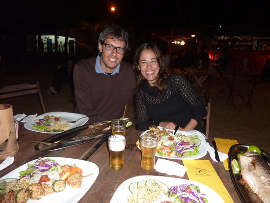 Mit Andrea (Italien) und Mariana (Argentinien) beim Barbecue am Strand von Abrao.