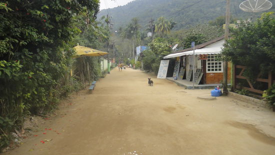 Abrao City 
Autos gibt's auf der Insel nicht, so ist alles was man hoert der Dschungel und abends die Livemusik aus den Restaurants...