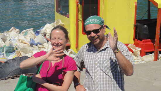 Die Autralier fanden uns noch, schon auf der Faehre sitzend, um uns Good Bye zu winken 