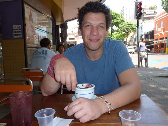 Jetzt muss ich nu=och kurz von ACAI erzaehlen. das ist eine Frucht, die es nur im Amazonasgebiet gibt und aus der ein Art Fruchteis gemacht wird. Das gibt's dann mit Haferflocken, Honig und Bananen. Haben uns die Brasilianer auf der Insel gezeigt und ab dann gab's das jeden Tag! 