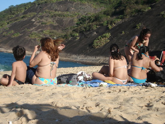 Man wird's kaum glauben, aber ich hab's tatsaechlich verbummelt Bilder von Ipanema und Copacabana Beach zu machen!!!
Aber ein paar Nixen hab ich dann doch noch erwischt an einem der anderen Stadtstraende in Rio.