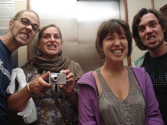 Rotweinzaehne!!!
Ah, rechts sind uebrigens Lisa und Bene aus Berlin!