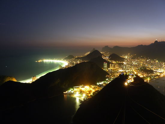 Das Licht da rechts vor dem Beg ist die Seilbahn! Scary!
Rio von oben zu sehen, war schon noch mal viel beeindruckender, als von unten!
Von dort oben kann man die Faszination der Menschen Rio betreffend besser nachvollziehen. (Und bei Livemusik in Lapa, aber dazu spaeter mehr!)