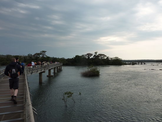Oberhalb des Falls sieht alles ganz ruhig aus...