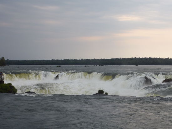 Hier faengt das Wasser an zu brechen. Wir fragen uns wie sie den Steg gebaut haben auf dem wir gehen. Man kann ja nicht einfach das Wasser abstellen um zu bauen!
Je naeher man an die Stelle kommt wo das Wasser runter faellt, desto windiger wird es....und dann sehen wir warum!
