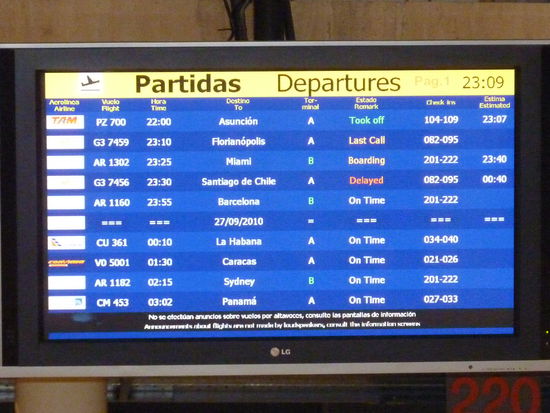 Zum letzten Mal all diese exotischen Namen auf den Flugzielen:
es geht nach Chile, Brasilien, Panama, Australien, Venezueela, USA, Paraguay....
Immernoch finde ich es krass, dass ich jetzt an Orten bin, wo diese Laender einfach Nachbarlaender sind!