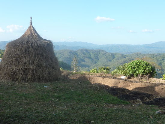 Die Familie die den Weg am Wasserfall in Schuss haelt hat auch gleich daneben ihre Reisfelder und ihren "Heustock".