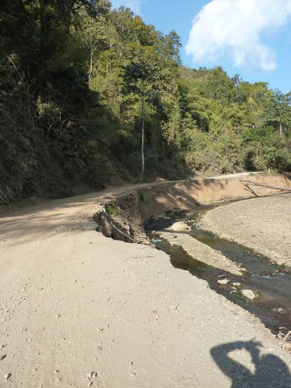 Die "Strasse"...ob die nach der naechsten Regenzeit noch da sein wird...?