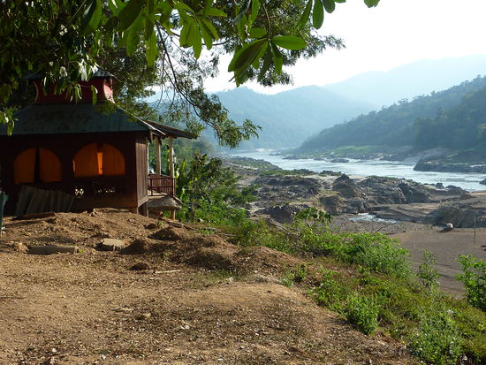 Die andere Flussseite ist schon Burma.