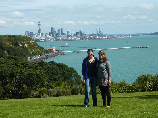 Daniela und Verena vor Auckland 