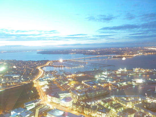 Da hinten ist nun auch mal die Harbourbridge zu sehen auf die wir Mittags gewandert sind.