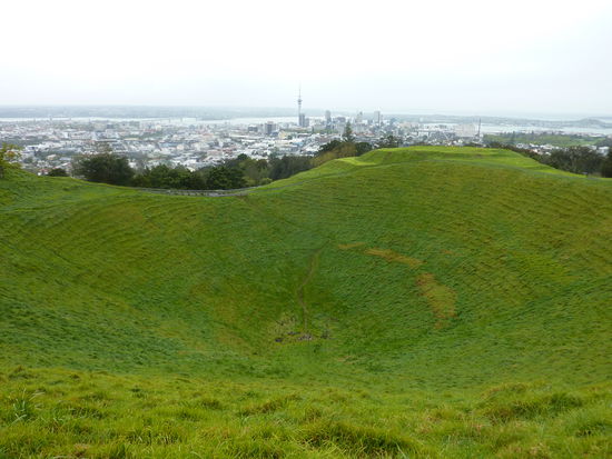 Den letzten Blick auf Auckland werfen wir vom Mount Eden aus. Das was ihr vor euch seht ist ein Vulkankrater...