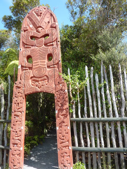Eingangstor im Geothermalpark in Roturua: Die Geschichte der Familie ist hier abgebildet.