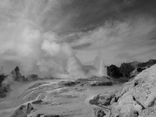 Roturua liegt in einem Vulkankrater. Deshalb ist die Erdschicht hier nur 15 Meter dick, wodurch diese Naturphaenomene zustande kommen.