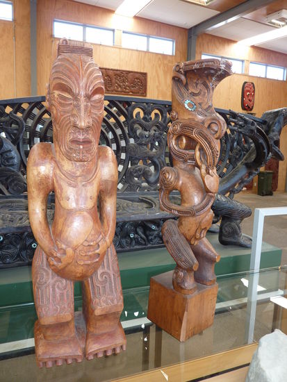 Maorigoetter hier in der Schnitzschule in Roturua.