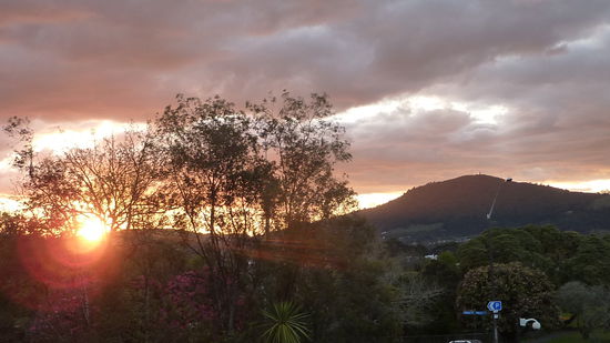 Auch in Roturua kann die Sonne schoen unter gehen. 
Vom Kuechenbalkon aus.