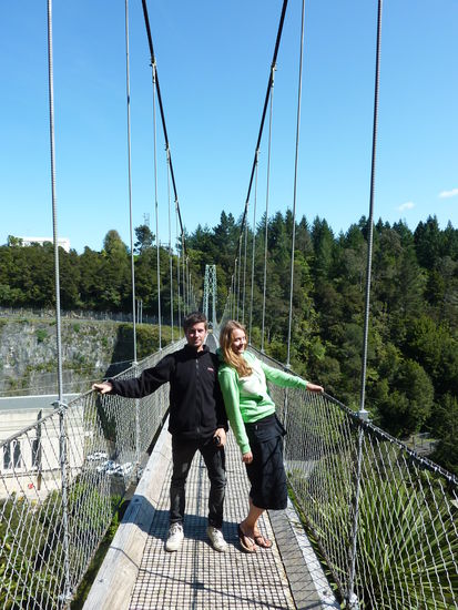Unterwegs nach Taupo gab es wiedereinmal eine meiner geliebten Haengebruecken.
Alex und Linda setzen sie schoen in Szene 