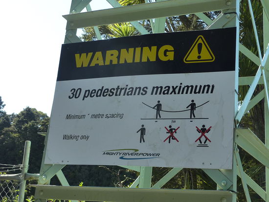 1. unsere Gruppe bestand aus min. 40 Leuten
2. Drei Mal duerft ihr raten wie 18-20 jaehrige Englaender so ne Bruecke ueberqueren! (a propos "Walking only"
Naja, wir ham's ueberlebt. 