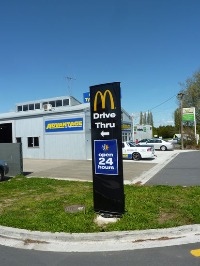 Warum heisst das eigentlich bei uns "Drive Inn" und in einem englischsprachigen Land "Drive Thru"?!