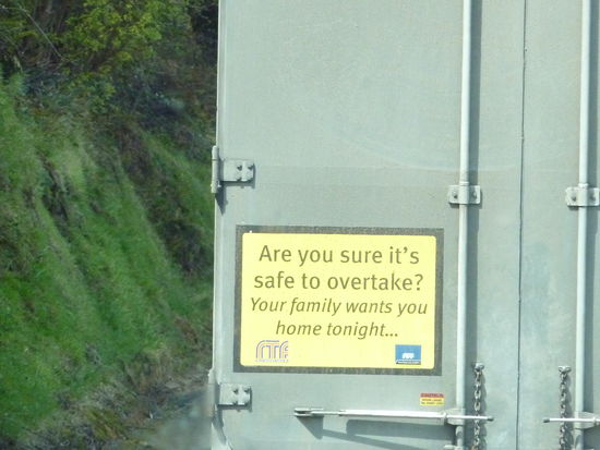 Habe ich schon erwaehnt, dass ich die Art der Kiwis voll cool finde?
Ueberall findet man solche Schilder, die entweder zur Vorsicht aufrufen, zur Zivilcourage oder zum Naturschutz. Hier wird auf Gemeinschaft und verantwortungsvollen Umgang mit dem Land sehr viel Wert gelegt. Endlich mal ein Land wo die Menschen ihr geliebtes Land auch schuetzen!