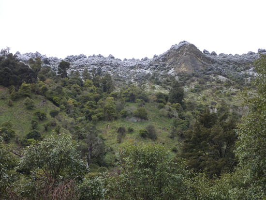 Am naechtsen Morgen lag auf den Bergen ringsum Neuchnee....Aprilwetter in NZ. Darf ja auch sein, die haben immerhin Fruehling gerade.