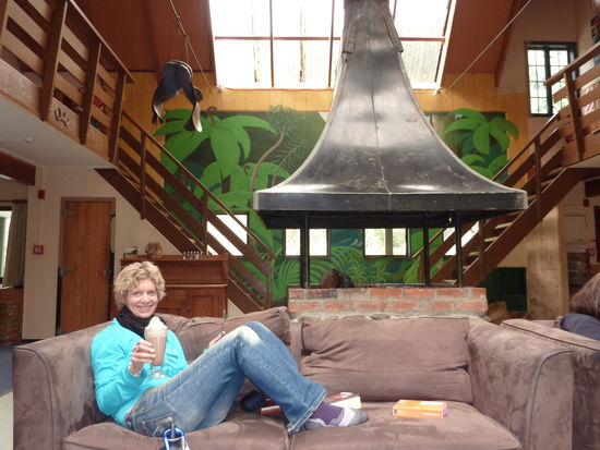 Tanja genehmigt sich ne heisse Schokolade...