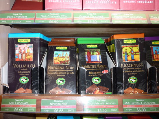 und dann sind wir beim Bummeln auf einen Biosupermarkt gestossen. Und schaut euch bitte mal an, was es am anderen Ende der Erde gibt!!!
RAPUNZEL Schoki!!!