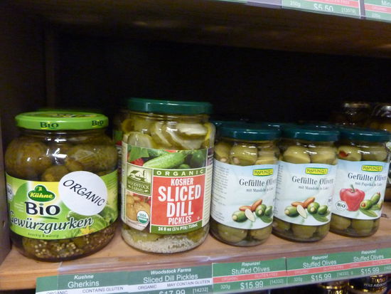 und Gewuerzgurken und gefuellte Oliven. Auch noch mit deutschen Aufdrucken! Gut, ein Glas Oliven kostet 7 Euro aber trotzdem! Ich brech ab!