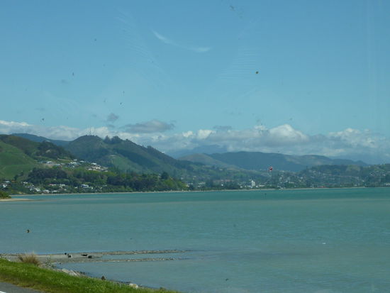 Ploetzlich war es wieder sommerlich warm und wir kamen kurzaermlig in Nelson an.