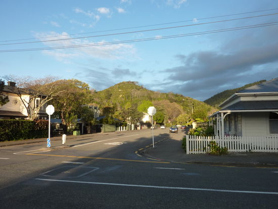 Damit ihr auch mal einen Eindruck bekommt, wie die Haeuser hier sind, hab ich dieses Bildchen geschossen. In NZ sind fast alle Haeuser nur einstoeckig wegen (heute bin ich heile in Brisbane gelandet, deshalb kann ich's jetzt ja sagen ) der vielen Erdbeben. Die halten diese Haeuser eben besser aus.