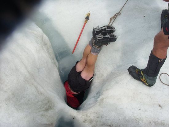 Dia wullene Kerle (das kann man nicht auf hochdeutsch ausdruecken..vielleicht "harten Jungs") seilen einen von ihnen kopfueber ins Eis ab!!! Brrrrr und ich krieg schon nen klaustrophobischen Anfall, wenn ich nur zuschaue!!!