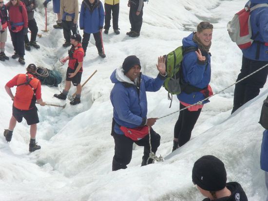 Gruppe 2 hat uns eingeholt, weil unser Guide einen Pickel in einer Gletscherspalte entdeckt hat und seine Kollegen herbeigefunkt hat. Sie wollen den Pickel bergen.