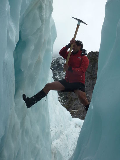 Dan macht den Weg frei - er muss immer wieder Eisbloecke abhacken die gefaehrlich aussehen. Wir wollen ja nicht irgendwo vergraben werden!