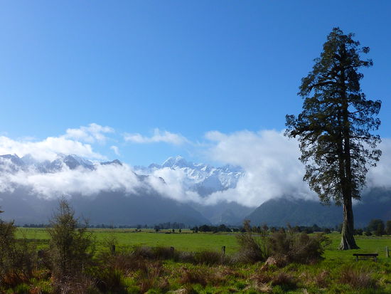 Aus der Wolke schaut der Mount Cook raus, der hoechste Berg NZ.