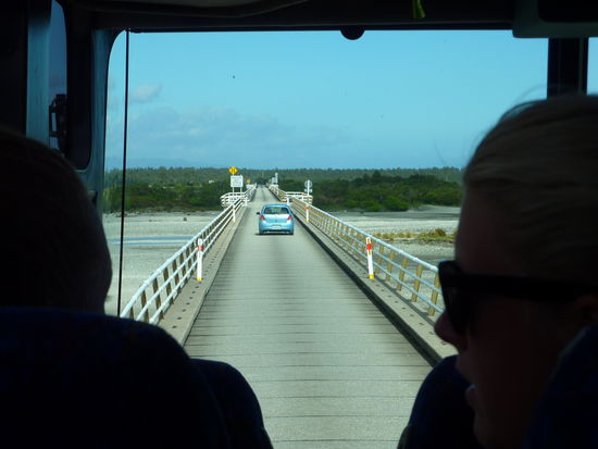 Eine der 26 einspurigen Bruecken zwischen Wanaka und Queenstown. In NZ gibt es so wenig Verkehr, dass einspurig locker ausreicht (haha im Vergleich zu Indien, wo die Bruecken und Strassen auch gerne einspurig sind - nur, dass es da eigentlich NICHT ausreicht!)
