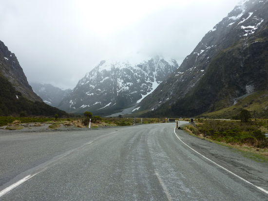 Diese Strasse wurde erst in den spaeten 50er Jahren fertig gestellt und erst in den 80ern das ganze jahr befahrbar gemacht, denn auf den paar Kilometern bis zum Tunnel sind 40 Lawinenabgabgsschneisen (oder wie man das auch immer nennt).
Jeden Tag werden die Lawinen erstmal gesprengt und der Bus darf nirgens anhalten!
